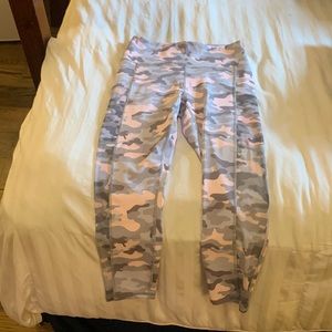 Fabletics pink camo capri leggings. Size small (4-6). Brand new. Never worn.
